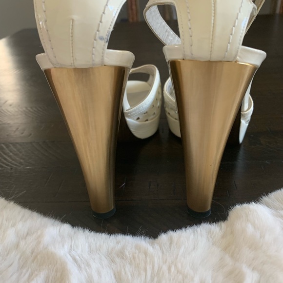 Stuart Weitzman women’s shoes NWOT 5” heel 1” Platform white with gold heel - Picture 2 of 6